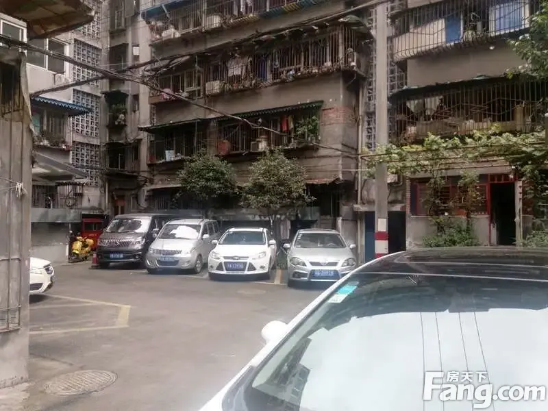 五里墩横街9号院1室1厅1卫南朝向1200.00元/月出租