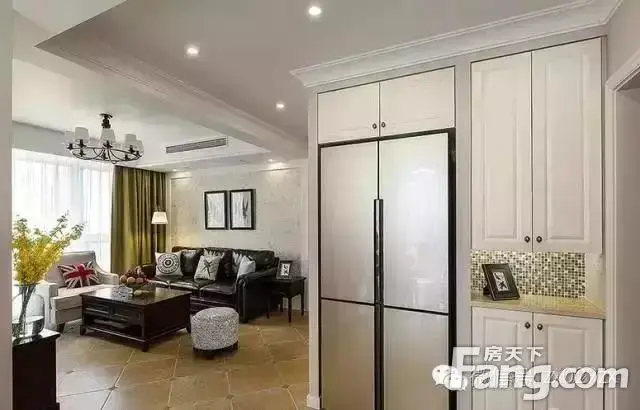 进门口牺牲墙体做了拱形造型,镶嵌式鞋柜