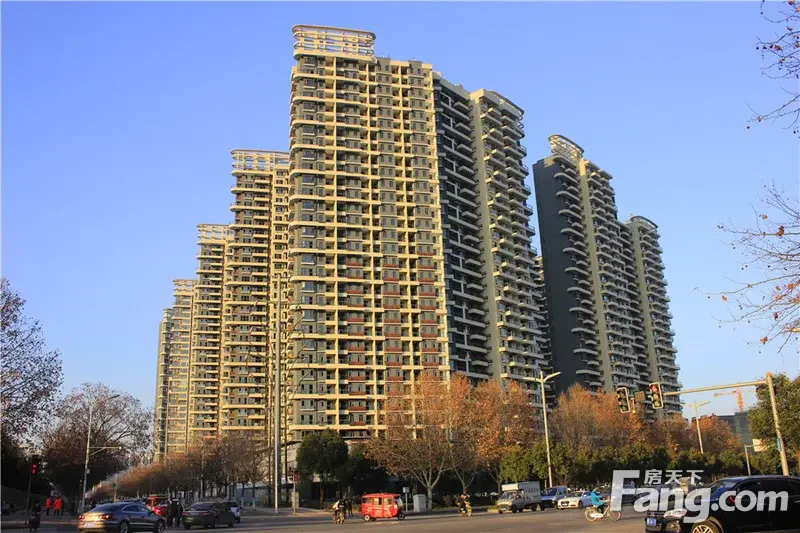 大瞾国际广场隽秀写真 罕见冬日蓝天背景