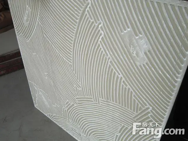 瓷砖背面的凹槽形状不同,深浅不一,是为了使瓷砖粘贴的更紧密.