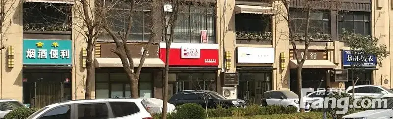 中海·凯旋门的底商差不多都起来了,就是不知道商业啥时候起来