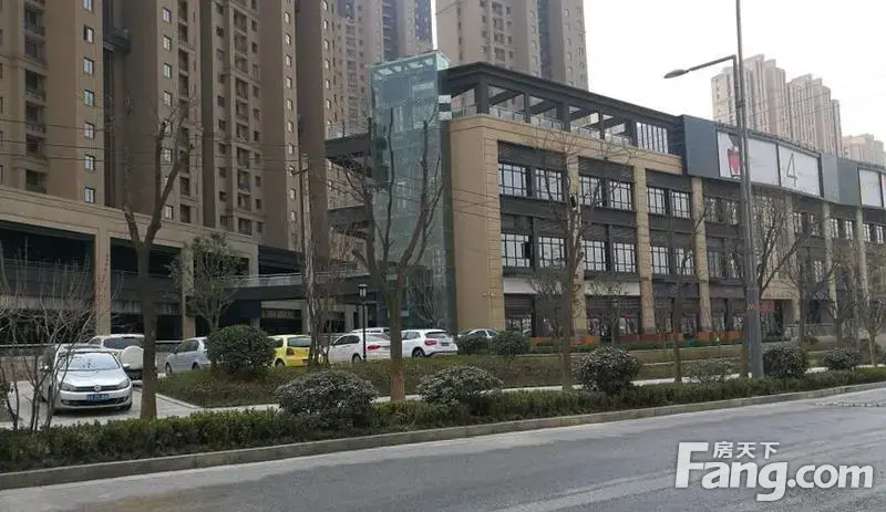 中海·凯旋门的底商差不多都起来了,就是不知道商业啥时候起来 中海·凯旋门的底商差不多都起来了,就是不知道商业啥时候起来