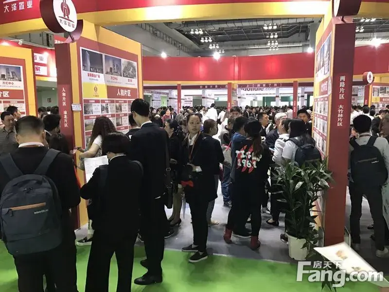【站长打探春交会】现场除了人还是人!一起来感受满是购房者的房交会 【站长打探春交会】现场除了人还是人!一起来感受满是购房者的房交会