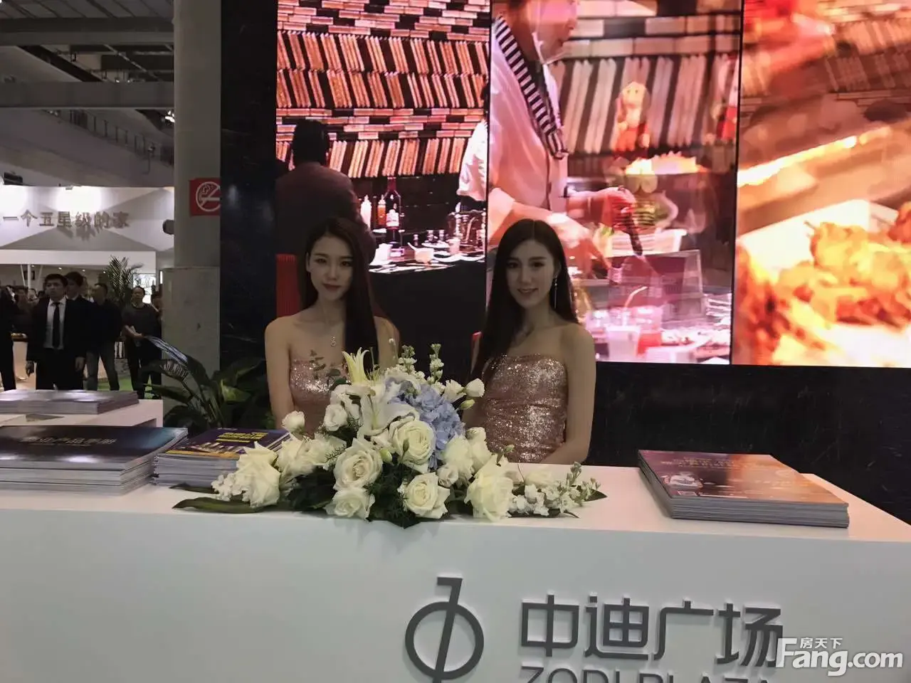 【站长打探春交会】现场除了人还是人!一起来感受满是购房者的房交会 【站长打探春交会】现场除了人还是人!一起来感受满是购房者的房交会