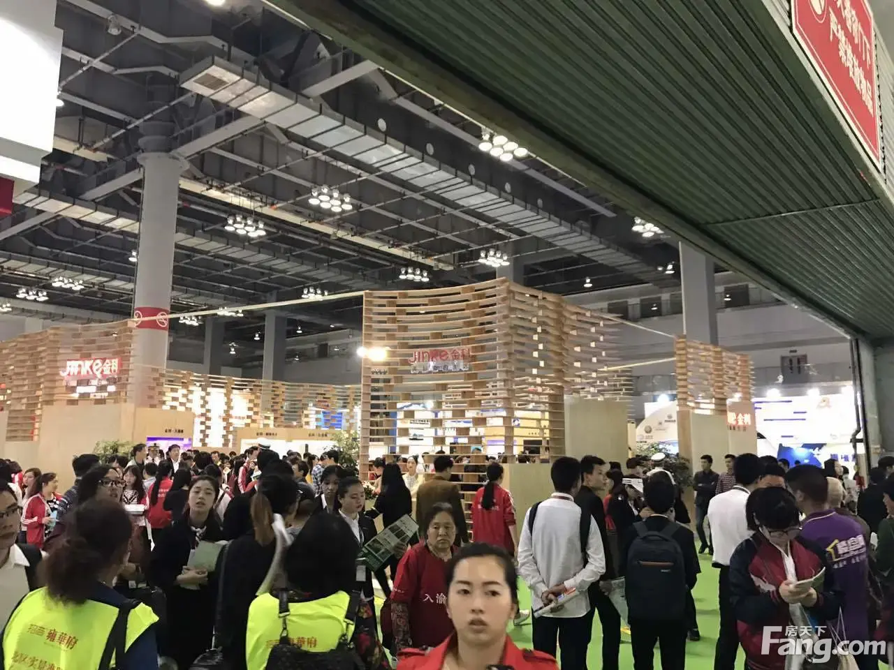 【站长打探春交会】现场除了人还是人!一起来感受满是购房者的房交会 【站长打探春交会】现场除了人还是人!一起来感受满是购房者的房交会