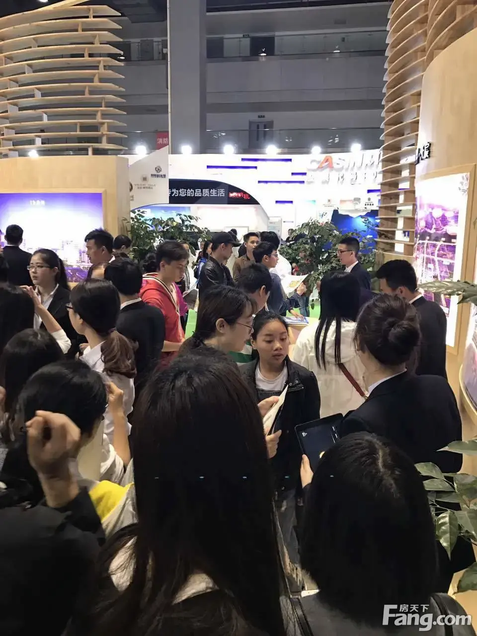 【站长打探春交会】现场除了人还是人!一起来感受满是购房者的房交会 【站长打探春交会】现场除了人还是人!一起来感受满是购房者的房交会
