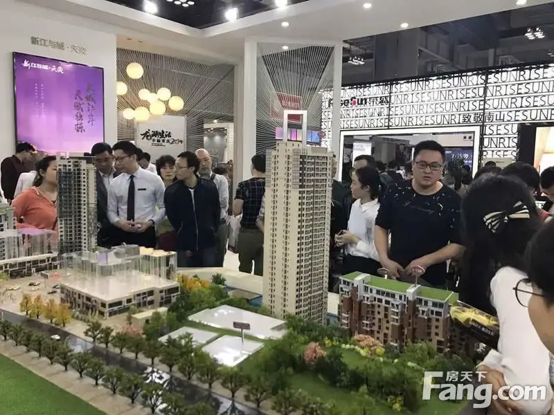 【站长打探春交会】现场除了人还是人!一起来感受满是购房者的房交会 【站长打探春交会】现场除了人还是人!一起来感受满是购房者的房交会