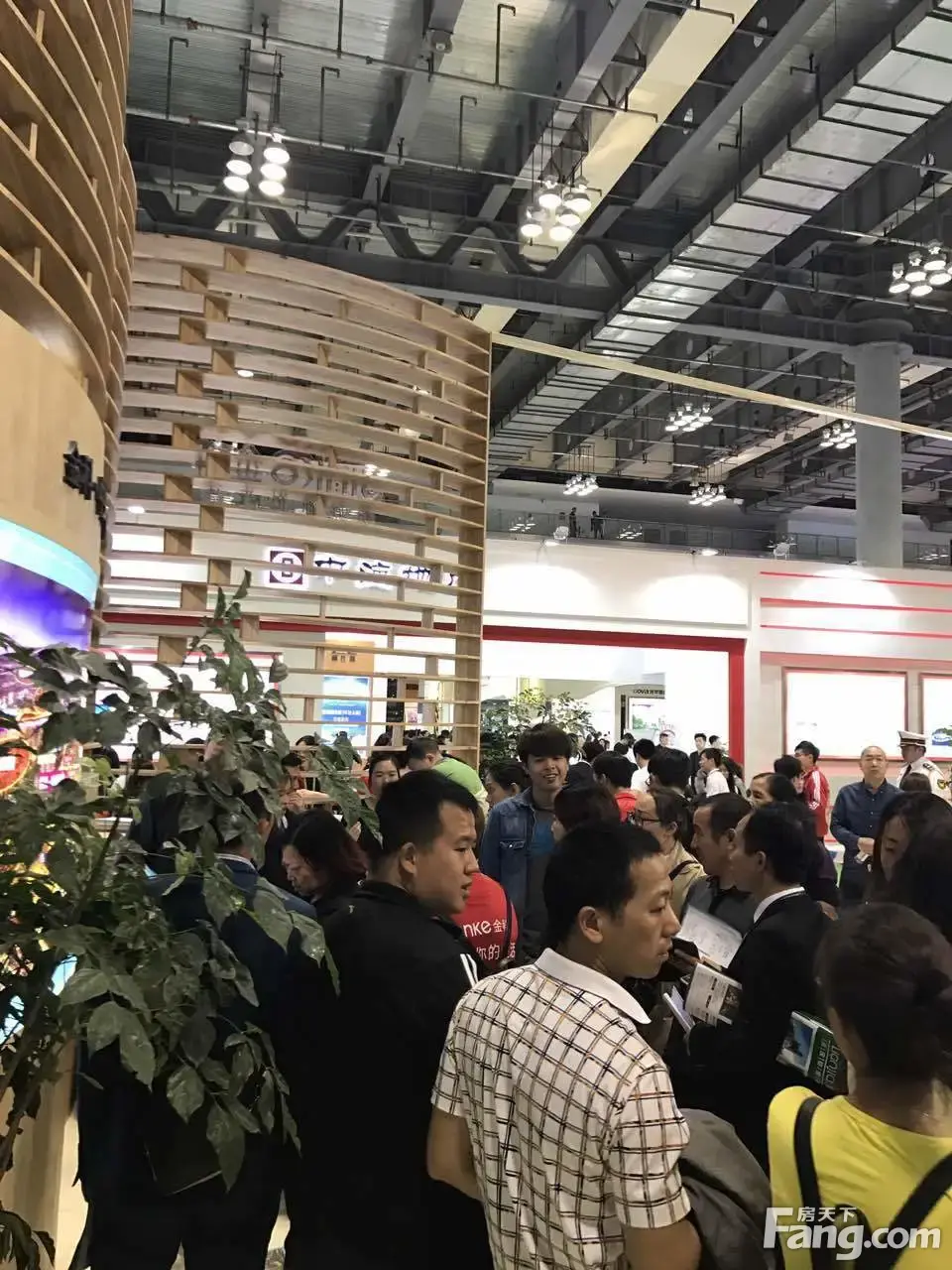 【站长打探春交会】现场除了人还是人!一起来感受满是购房者的房交会 【站长打探春交会】现场除了人还是人!一起来感受满是购房者的房交会