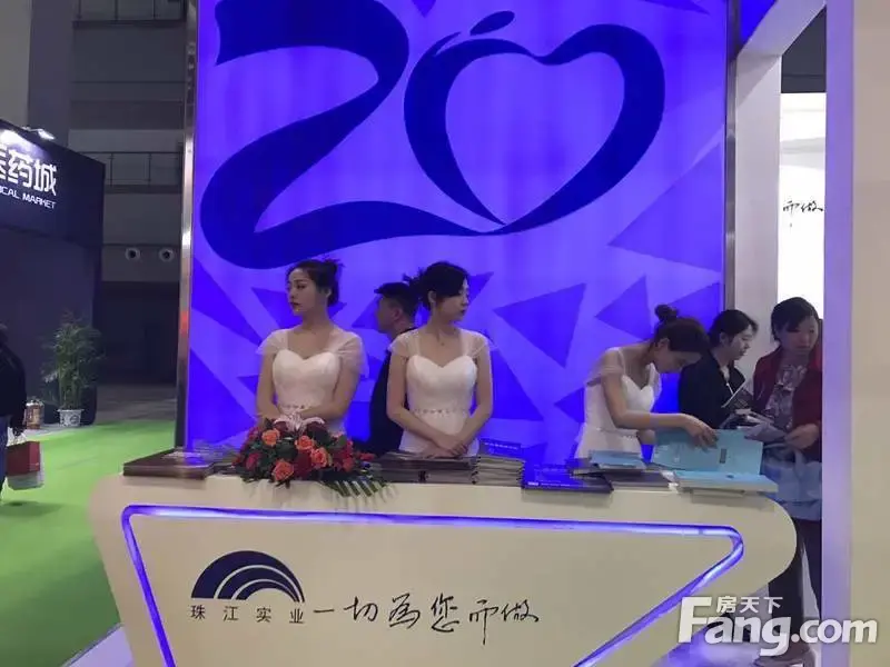 【站长打探春交会】现场除了人还是人!一起来感受满是购房者的房交会 【站长打探春交会】现场除了人还是人!一起来感受满是购房者的房交会