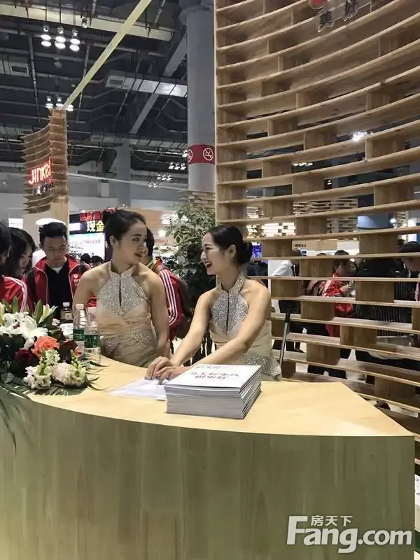 【站长打探春交会】现场除了人还是人!一起来感受满是购房者的房交会 【站长打探春交会】现场除了人还是人!一起来感受满是购房者的房交会