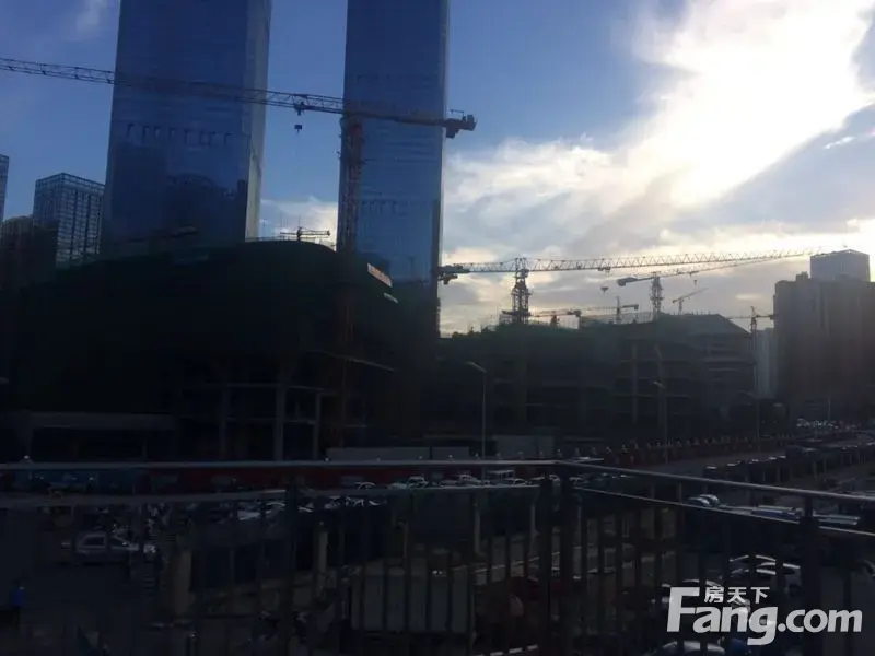 下班路上掏出手机“搞事情”蓝天白云下的花果园是这样的~