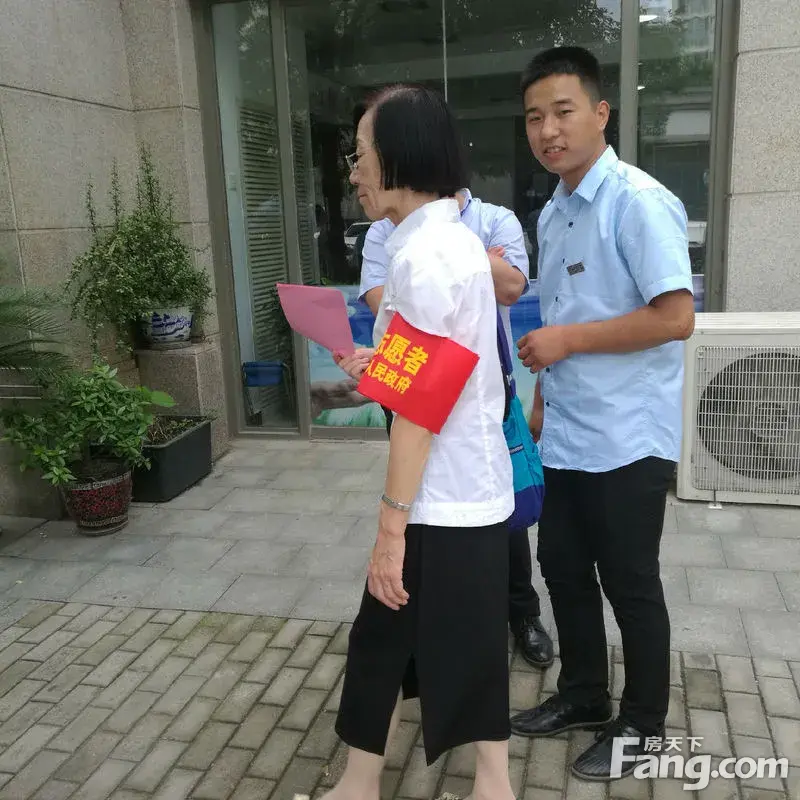 为了社区安定和谐,西山林语社区志愿巡逻.