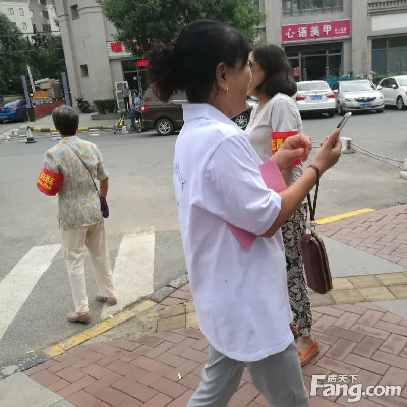 为了社区安定和谐,西山林语社区志愿巡逻.