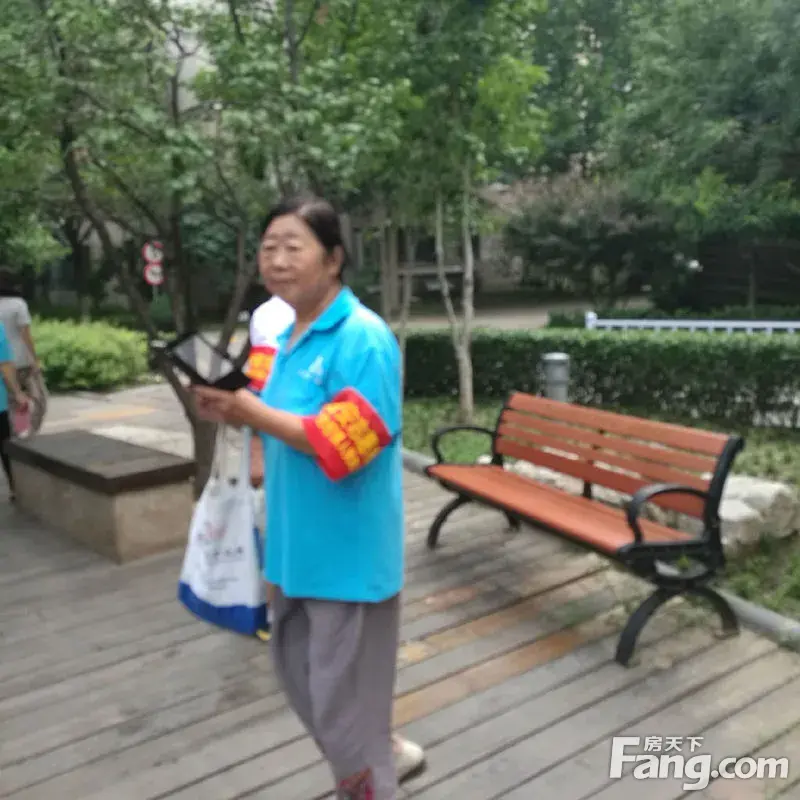 为了社区安定和谐,西山林语社区志愿巡逻.