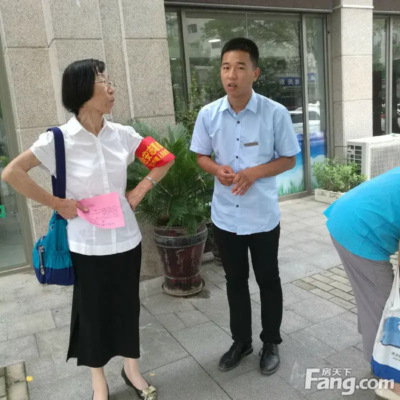 为了社区安定和谐,西山林语社区志愿巡逻.