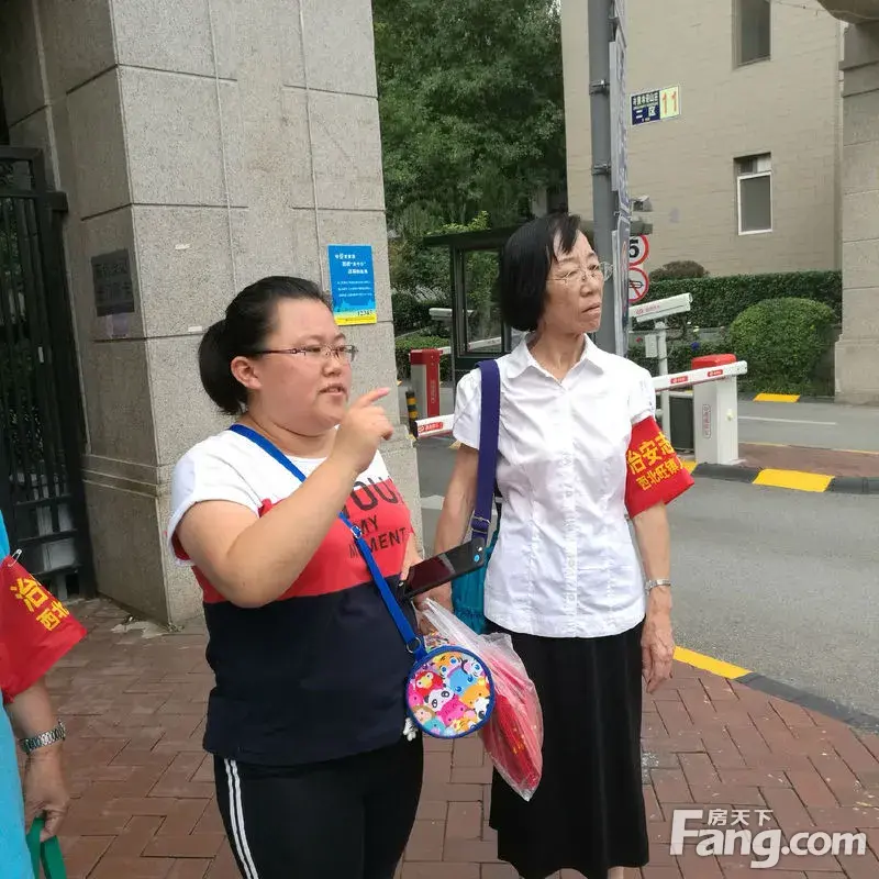 为了社区安定和谐,西山林语社区志愿巡逻.