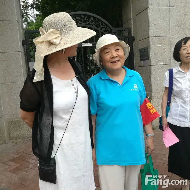 为了社区安定和谐,西山林语社区志愿巡逻.