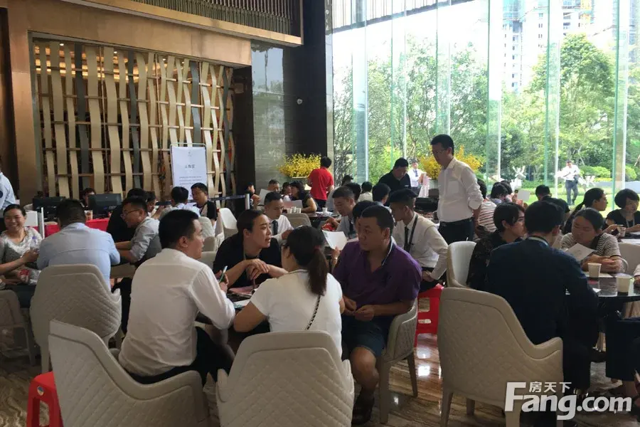 现场亲临平湖新盘卓越星源 约4万/平的均价人气很旺