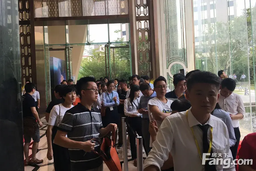 现场亲临平湖新盘卓越星源 约4万/平的均价人气很旺