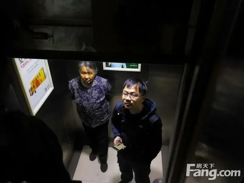 一期14栋电梯坏了,老人被困,紧急呼叫也坏了,2个多月无人维修