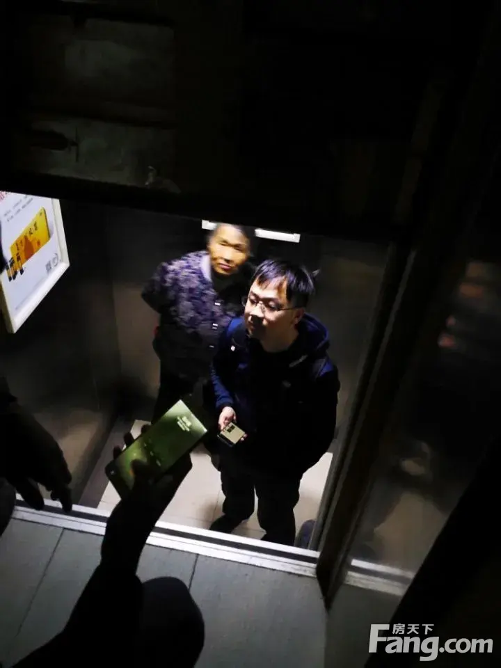 一期14栋电梯坏了,老人被困,紧急呼叫也坏了,2个多月无人维修