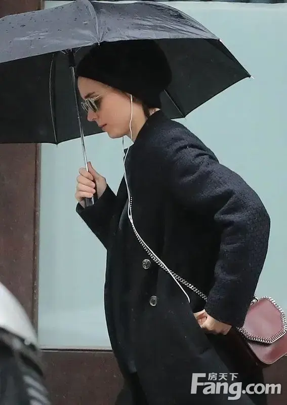 鲁妮·玛拉全黑造型冷酷十足 雨中打伞惬意听歌