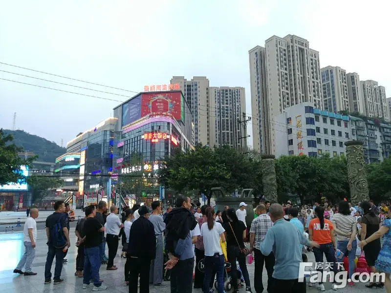(巴南人民广场是鱼洞人的休闲娱乐地,只要天气合适,不管什么时候,这里