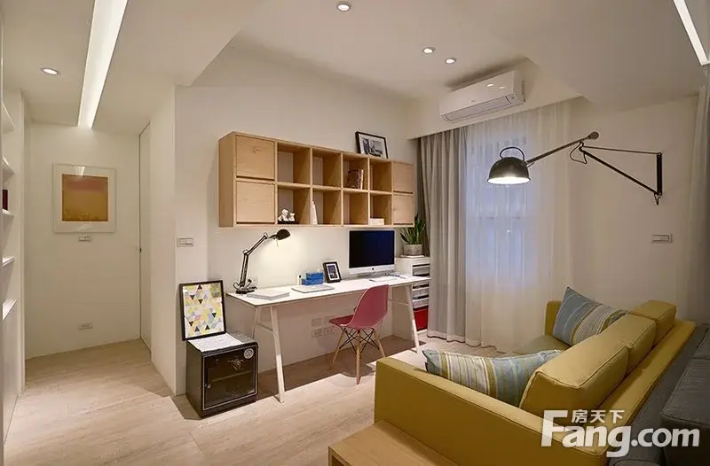 整个书房增添了一份主人的个性体现了现代人的生活品质和年轻的活力。
