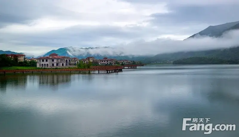 下雨天的山湖鹭岛,更有仙境了