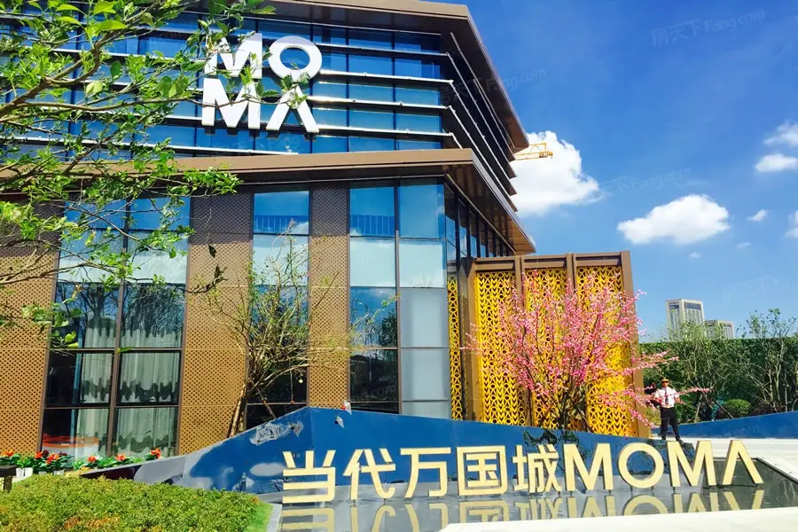 当代万国城moma位于汉阳大道孟家铺地铁站附近.