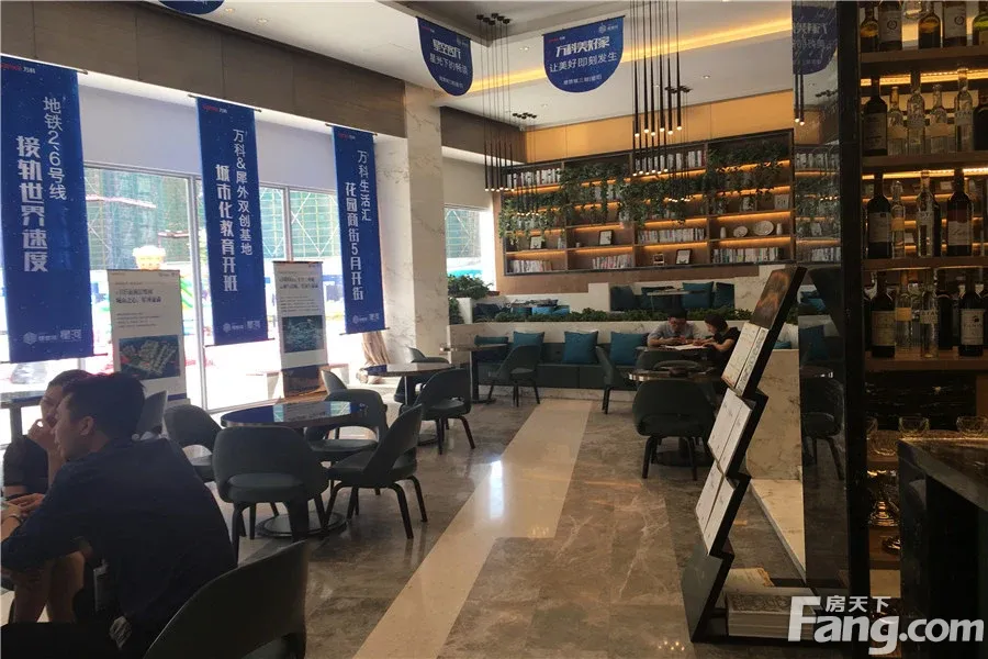 万科理想城4室1厅2卫东南朝向2700.00元/月出租