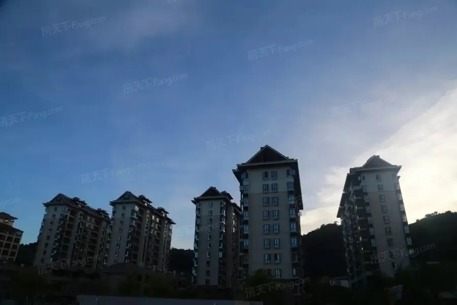 实景图:小区傍晚金色