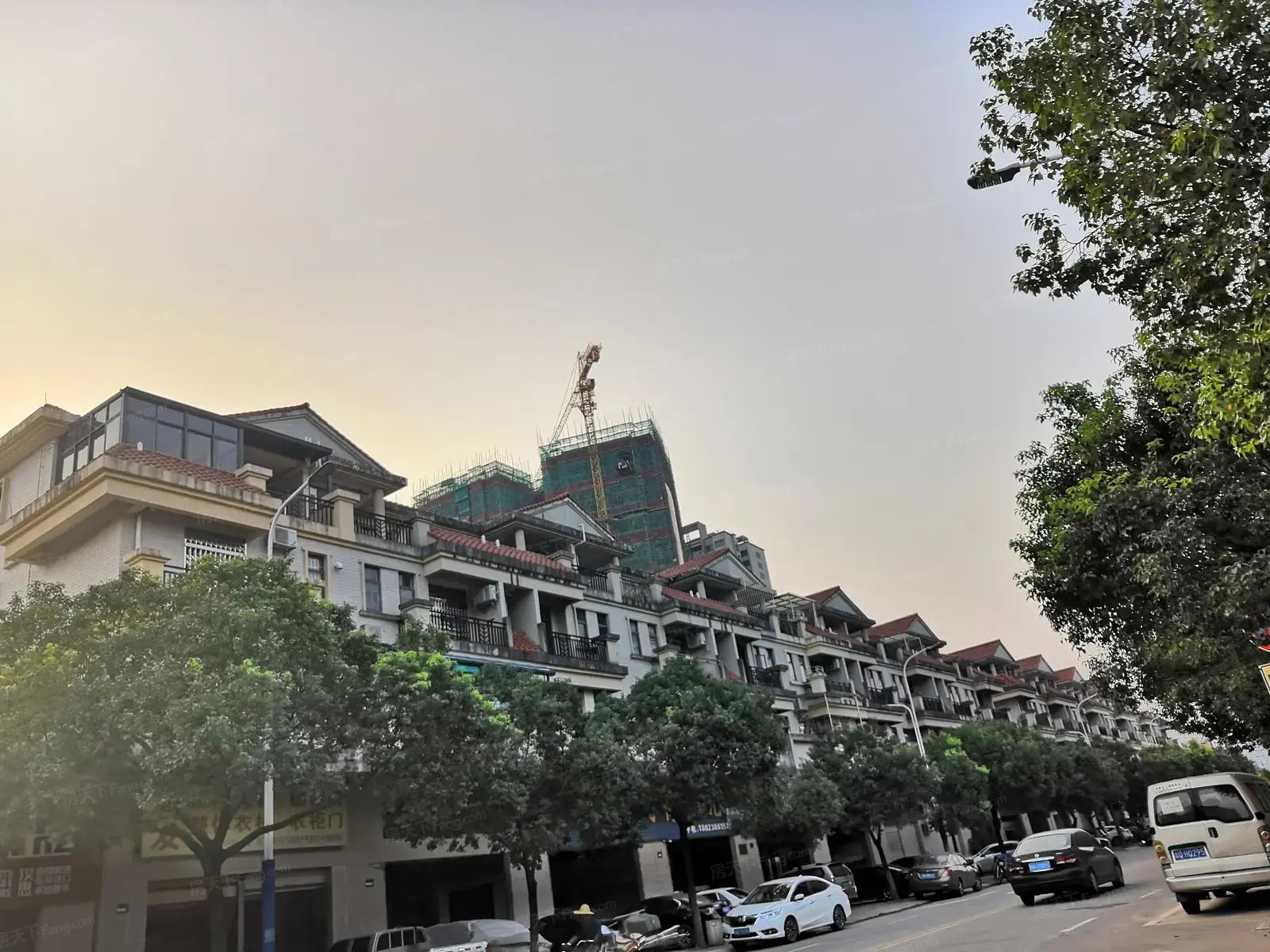 东泰花园联排别墅75方,全新豪华装修,带20方花园,过5