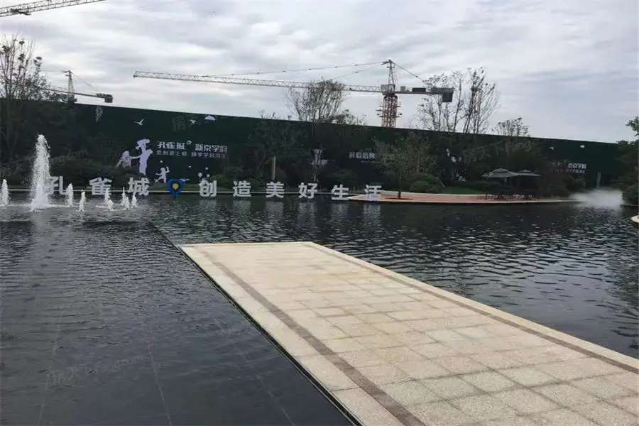 实景图:售楼处外水系景观