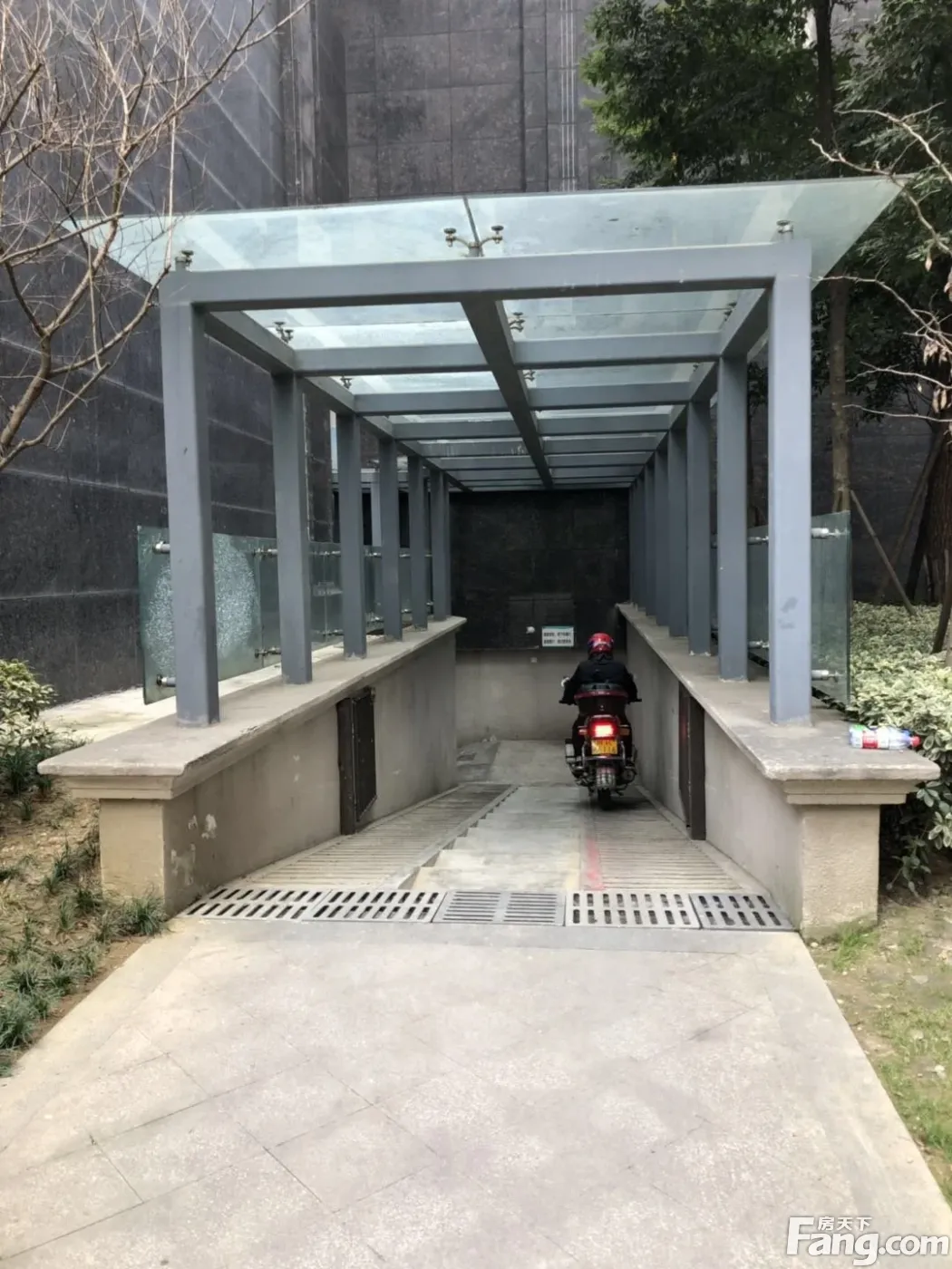 锦城南府1室1卫东朝向2200.00元/月出租