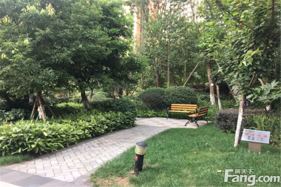 蓝光锦绣城一期2室2厅1卫东南朝向2300.00元/月出租