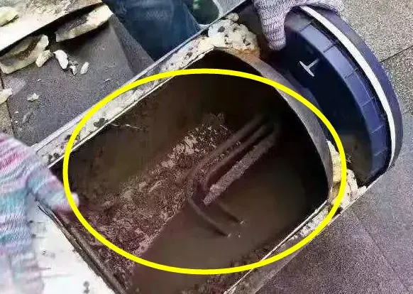 老师傅打开热水器内胆后,我立刻就清洗!