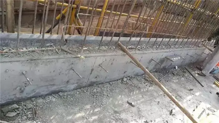 地下室导墙防错台施工; 地下室导墙设置小板条形成企口,外墙模板搭设