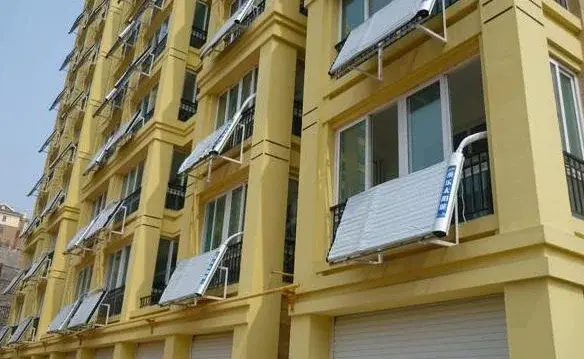 如今城市家庭,都将太阳能热水器装在阳台,不仅省电还省地方