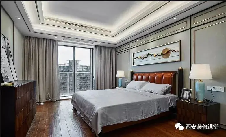 主卧背景素色壁纸,玫瑰金以及黑色钛金条勾勒装饰,皮质床铺,蓝色