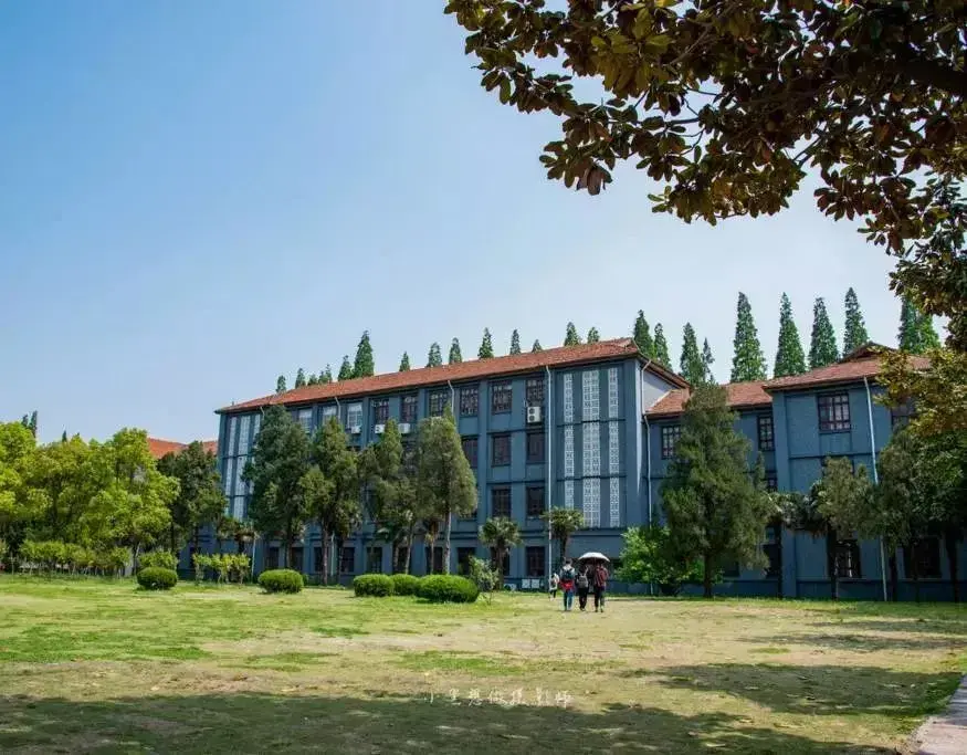 ▼扬州大学 小黑想做摄影师 这里有 校内"中央体育馆"旧址 曾是民国