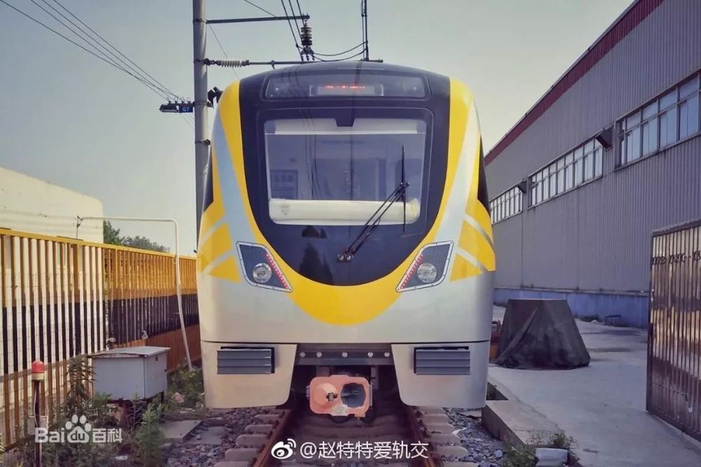 南京地铁s9"小黄车"奔跑在美丽的