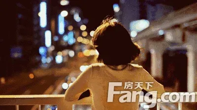 一个人写信,一个人加班