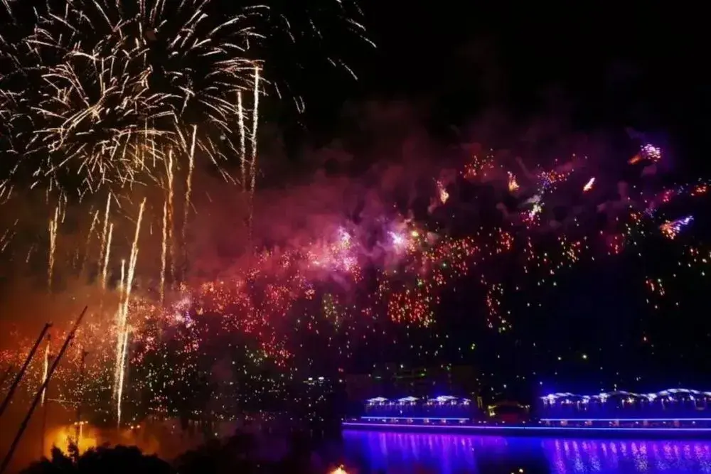 在红火闹元宵篇章,满天红龙,千轮红时雨,拉手,笑脸等喜庆烟花,把岐江