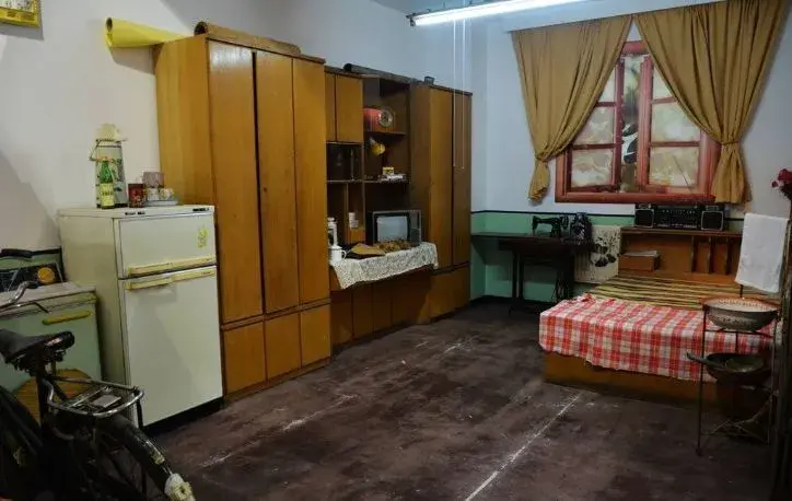 第一代城市住宅 时间:上世纪90年代前 类型:简单功能型 特点: 1,户型