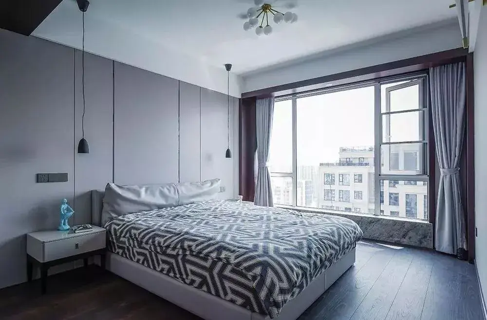羡慕大面积落地窗的卧室,屋内做了简单的装饰,背景墙采用皮质硬包.
