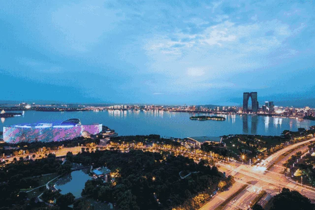 风景宜人的金鸡湖景区 一直是苏州园区人的骄傲 散步,赏景,骑行,慢跑