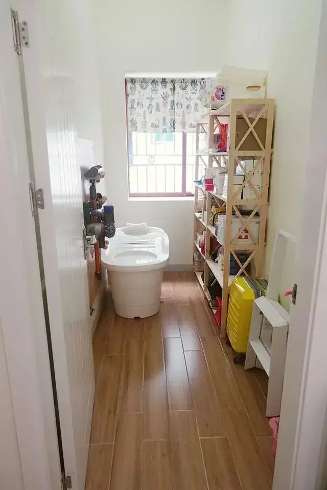 这是杂物间,住的时间长,家里杂物多,如果摆明面上,非常影响美观.