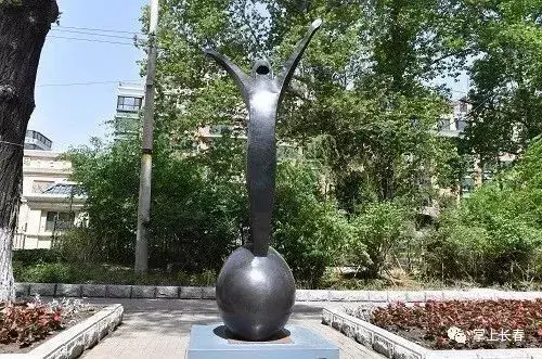 《走向世界》              国籍:中国 地址:延安大街