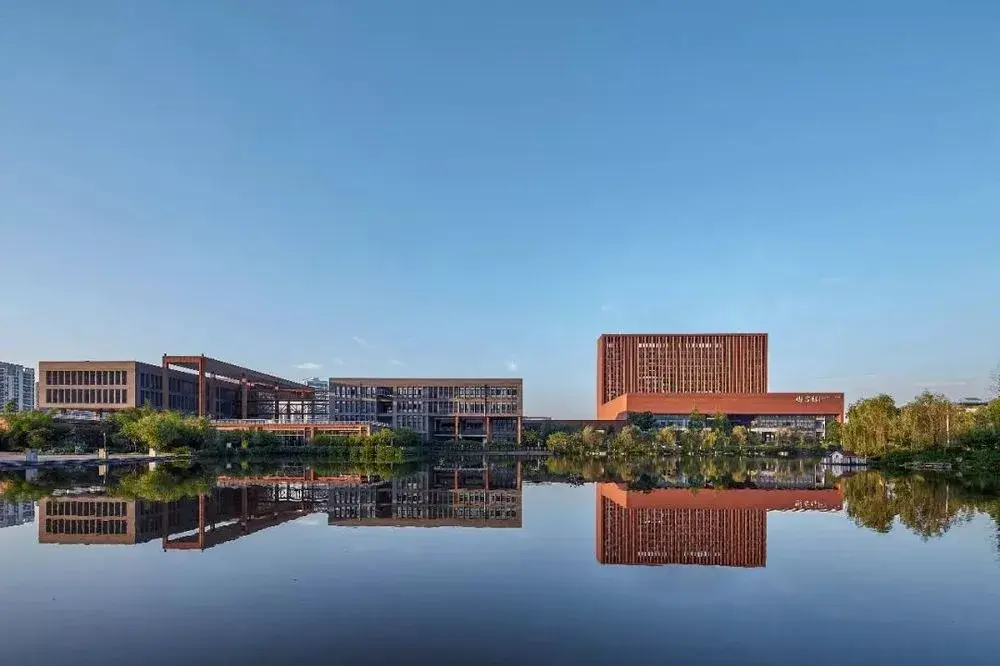 02 竣工时间:2010 项目名称:重庆大学虎溪校区艺术综合楼 合作单位:中